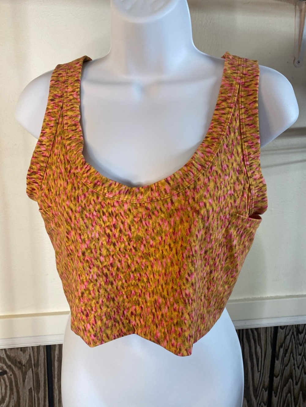 Speckled Yellow-Pink V-Neck Athletic Crop Tank Top